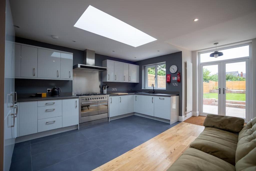 Hereford - Clifton Villa - Beautifully Presented House Located A Short Walk From City Centre - Sleeps 6 Guests - Perfect For Exploring Hereford - Hosted By Rentmyhouse エクステリア 写真