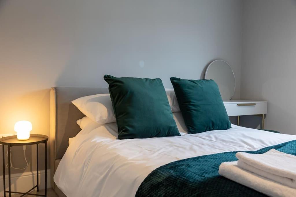 Hereford - Clifton Villa - Beautifully Presented House Located A Short Walk From City Centre - Sleeps 6 Guests - Perfect For Exploring Hereford - Hosted By Rentmyhouse エクステリア 写真